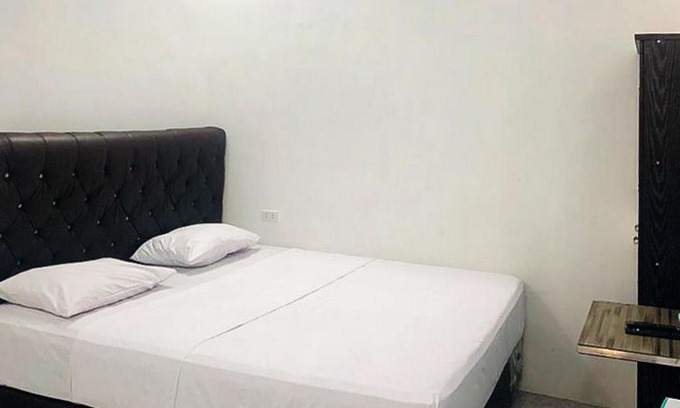 Binjai Hotel | Budget-Friendly RedDoorz Syariah with Child-Friendly Amenities