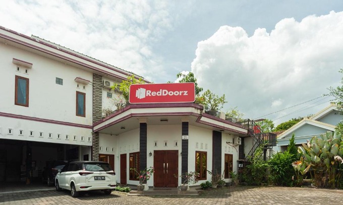 Rajabasa Hotel | Budget-Friendly Stay at RedDoorz Syariah in Lampung