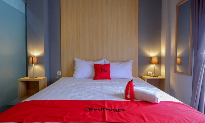 Tegal Hotel | Budget-Friendly RedDoorz Syariah with Child-Friendly Amenities
