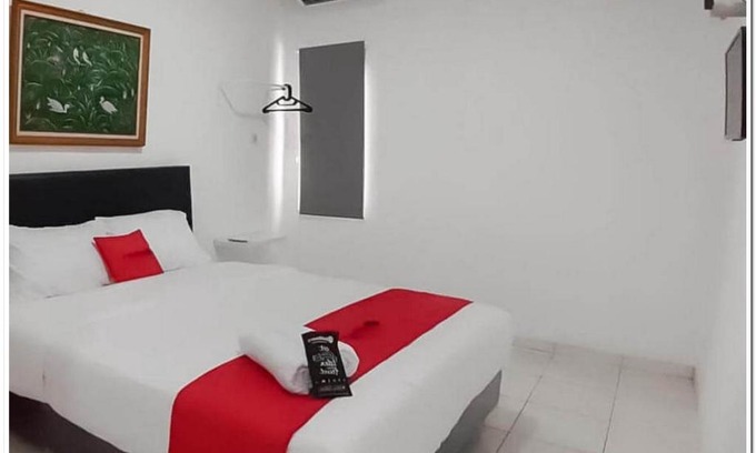 Cibeleng Hotel | Family-Friendly Stay at RedDoorz Syariah @ Jl Raya Sukabumi