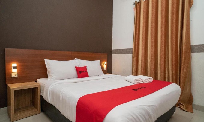 Bekasi Hotel | Comfortable RedDoorz Syariah Near Kota Cinema Mall