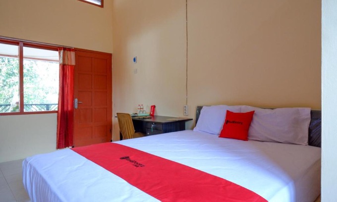 Purwokerto House | Budget-Friendly RedDoorz Syariah near Alun Alun Purwokerto