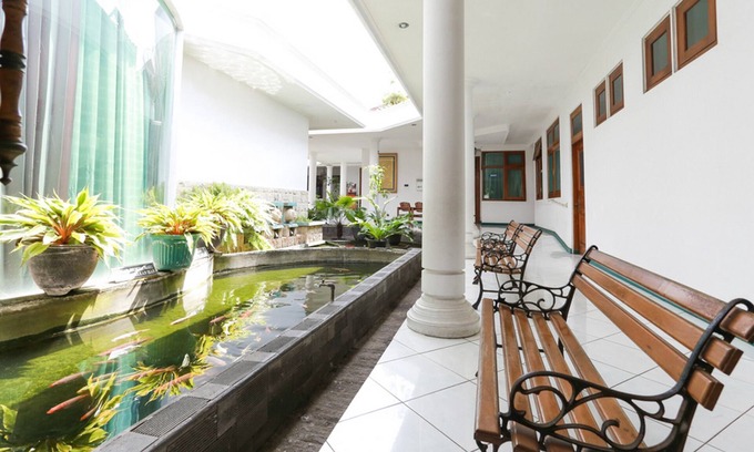 Magelang Hotel | Family-Friendly RedDoorz Syariah near Alun Alun Magelang