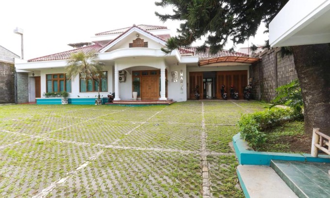 Magelang House | Budget-Friendly RedDoorz Syariah near Alun Alun Magelang
