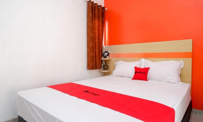 Rembang Hotel | Family-Friendly RedDoorz Syariah near Alun Alun Kota Rembang
