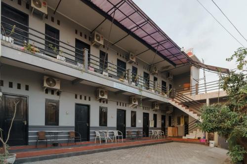 Babakan Hotel | Family-Friendly RedDoorz Syariah Near Ciledug Station