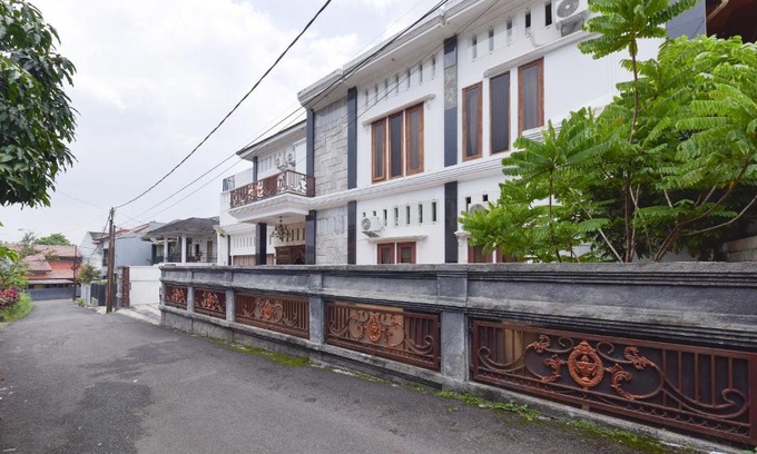 Cigadung Hotel | Budget-Friendly Stay at RedDoorz Syariah near Dago Pakar