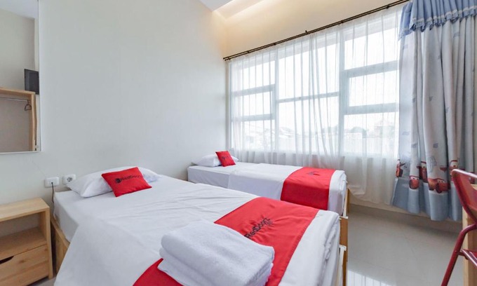 Subang Hotel | Budget-Friendly RedDoorz Syariah with Family Amenities