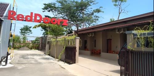 Promong Hotel | Family-Friendly RedDoorz Syariah Near Pemalang Comal