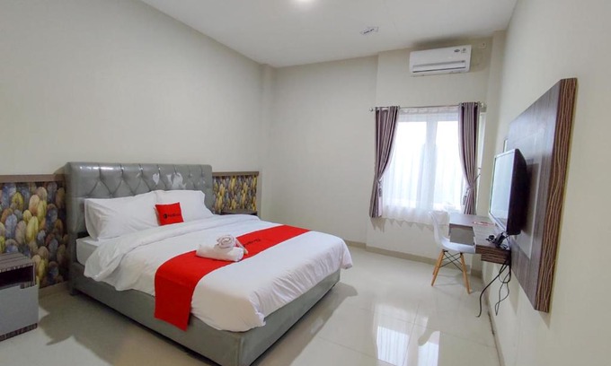 Purwokerto Hotel | Budget-Friendly RedDoorz Syariah near GOR Satria Area
