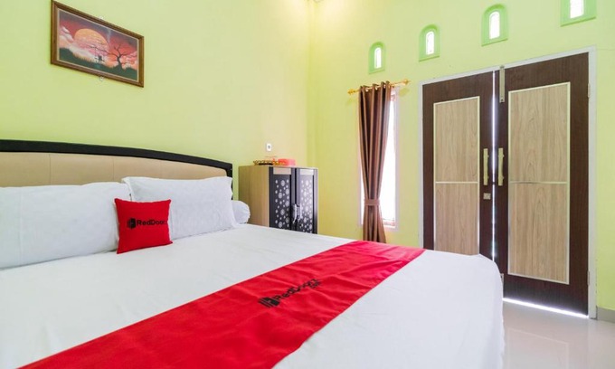 Sungai Pagu Hotel | Convenient Stay at RedDoorz Syariah Near Hot Water Boom