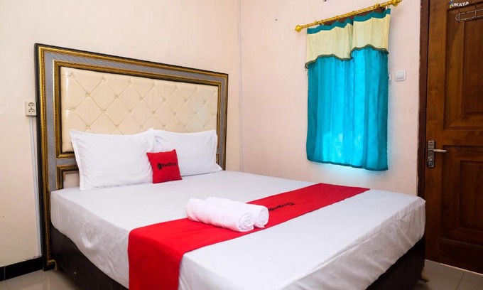Surakarta Hotel | Budget-Friendly RedDoorz Syariah near Flyover Palur