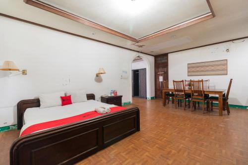 Sungai Pagu Hotel | Perfect Getaway: RedDoorz Syariah near Saribu Rumah Gadang