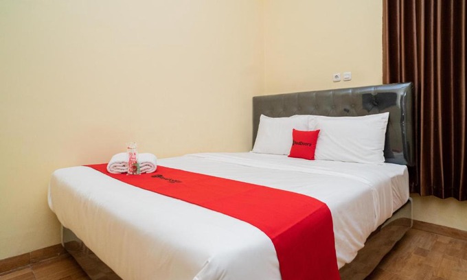 Surabaya Hotel | Budget-Friendly RedDoorz Syariah near Jembatan Merah Plaza