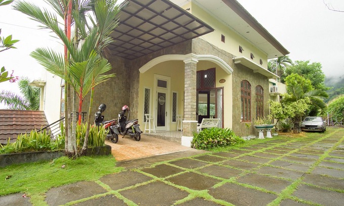 Pulau Maitara House | Budget-Friendly RedDoorz Syariah by Ngade Lake