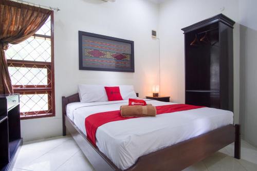 Pulau Maitara House | Relaxing Retreat at RedDoorz Syariah near Ngade Lake