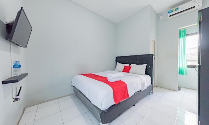 Sukabumi Hotel | Budget-Friendly RedDoorz Syariah Near RS Hermina Sukabumi