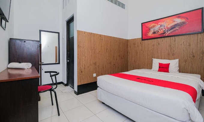 Tuban Hotel | Budget-Friendly RedDoorz Syariah with Family Amenities
