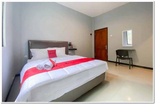Sedati Hotel | Budget-Friendly RedDoorz Syariah Near T2 Juanda Airport