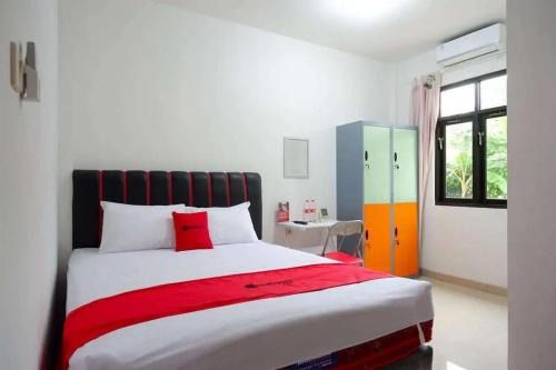 Purwokerto Hotel | Budget-Friendly RedDoorz Syariah near Universitas Jenderal Soedirman