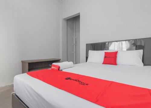 Jambelaer Hotel | Family-Friendly RedDoorz Syariah near Wisata Situ Gunung