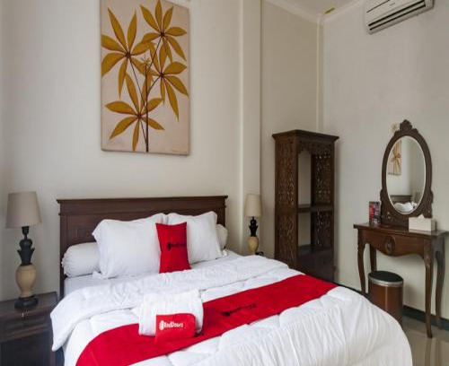 Depok House | Discover RedDoorz Syariah Plus near Trans Studio Cibubur