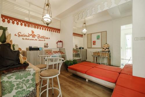 Pancoran House | Budget-Friendly RedDoorz Syariah Plus near Pancoran