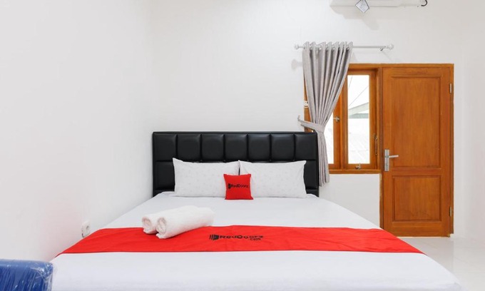 Jakarta Hotel | Family-Friendly Comfort at RedDoorz Syariah @ Sakura Hotel