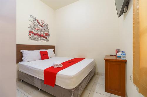 Tanjung Duren Utara House | Budget-Friendly Stay at RedDoorz @ Tanjung Duren