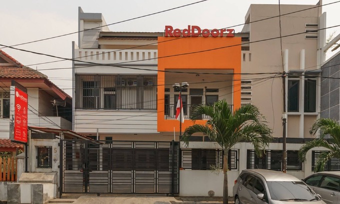 Tanjung Duren Utara Hotel | Budget-Friendly Stay at RedDoorz @ Tanjung Duren