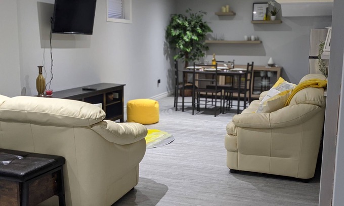 Pickering House | Cozy 2 Bedroom Suite at RedDore - Guest Rated 10/10