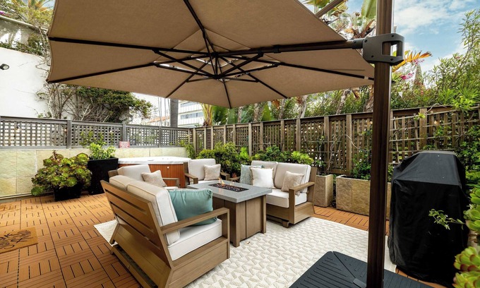 Village of La Jolla Apartment | La Jolla Seaside Dream: Oceanfront Oasis with Hot Tub