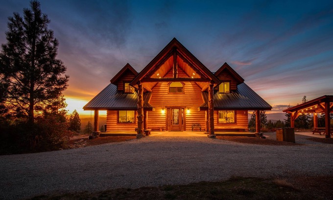 Post Falls House | Premium Stay at Redemption Rock Lodge with Family Amenities