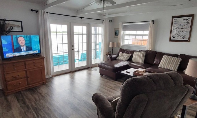 Oak Hill Cabin | Redfish Cabin: Family Retreat with Dock & Pool Access