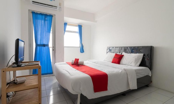 Gunung Putri Hotel | Budget-Friendly Stay at RedLiving Apartemen Gunung Putri