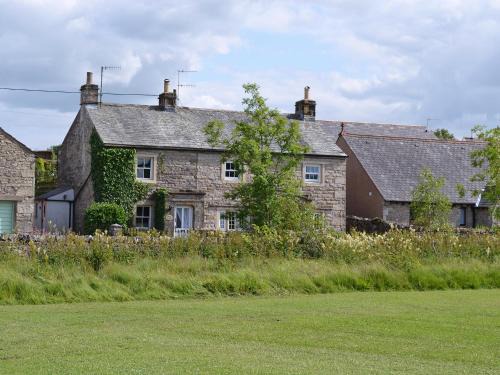 Orton House | Charming Redmayne Cottage: Family-Friendly 4-Star Retreat