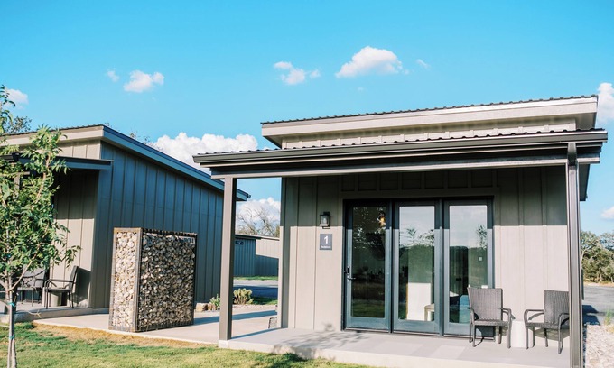Stonewall Cabin | Redstone/Casita #1 - Private Porch, Luxury, Country Feels, Walk to Wineries n