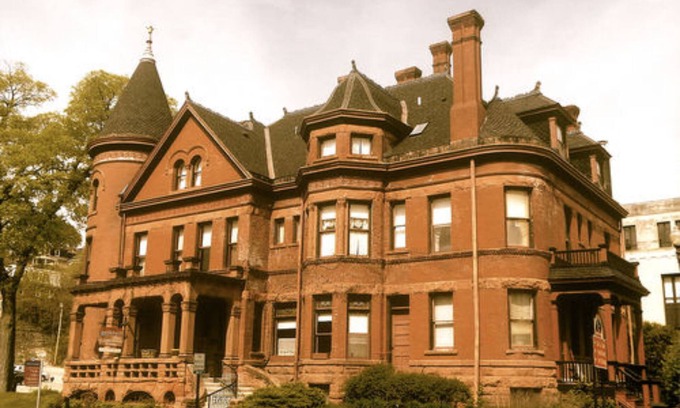 Dubuque Bed & Breakfast | Cozy Redstone Inn and Suites: Family-Friendly Comfort