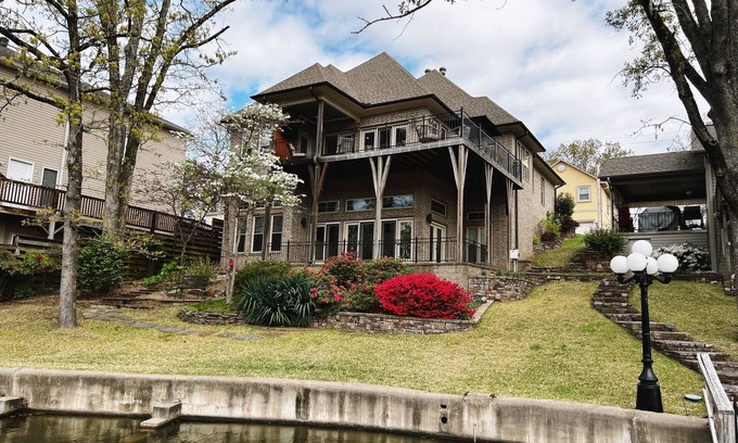 Lakeland House | Beautiful Lake Hamilton Retreat with Spa & Scenic Views