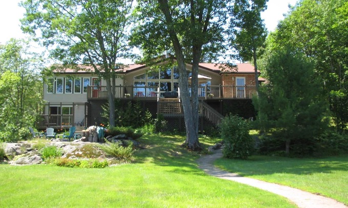 Gravenhurst Cottage | Cozy Cottage with Ocean View & Spa – Guest Rated 9.4/10