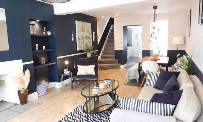 Cowbridge House | Renovated Townhouse in Cowbridge with Ocean Views & Spa