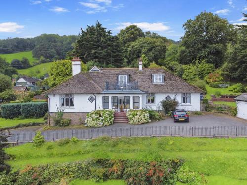 Porlock House | Cozy Redway Lodge: Family-Friendly with Hot Tub Amenities