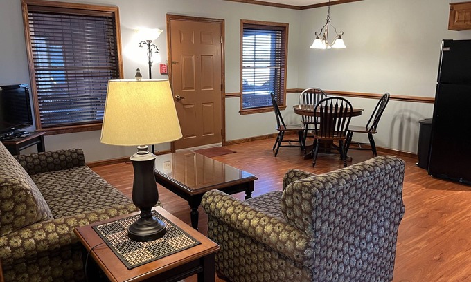 Colliersville Apartment | Immaculate Redwood Inn & Suites with Pool and Spa Access