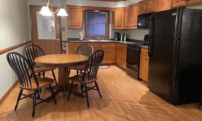 Colliersville Apartment | Immaculate Redwood Inn & Suites - Family-Friendly Retreat