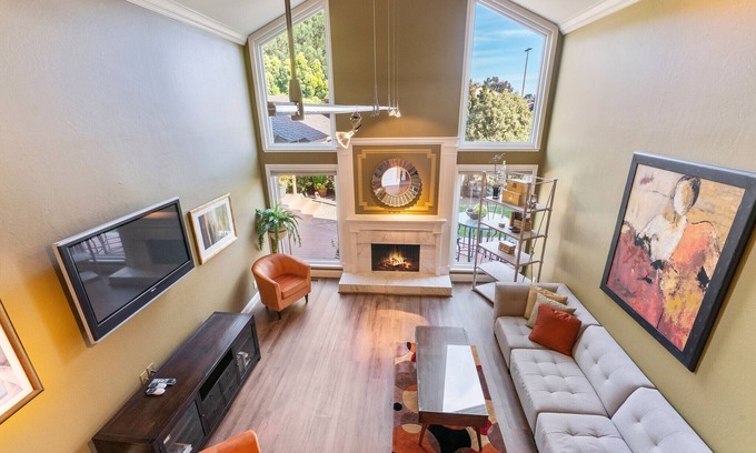 Redwood Shores House | Elegant Redwood Shores Living with Pool & Jacuzzi Access