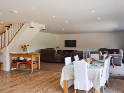 Farnham House | Family-Friendly Retreat at Reeds Farmhouse - 4 Star Rated