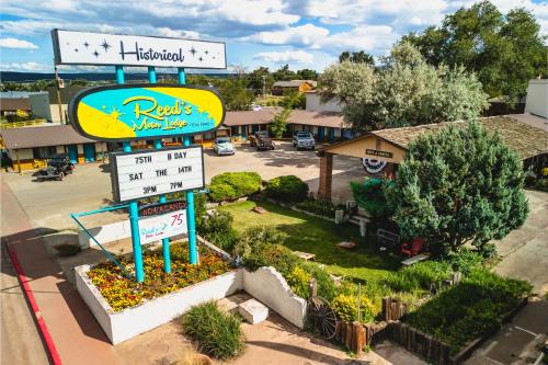 Springerville Hotel | Discover Reeds Lodge: Pet-Friendly Retreat with Pool Access