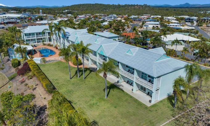 Tannum Sands Hotel | Discover Reef Adventureland Motor Inn with Ocean Views