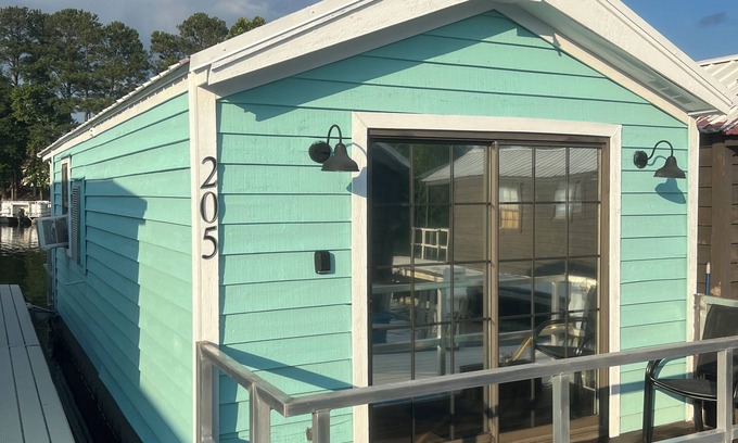 Guntersville Cabin | Experience the "Reel Cozy" Floating Cabin in Guntersville