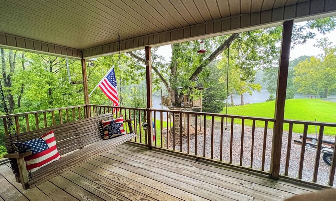 Windsor Cottage | Cozy Riverfront Fishing Cottage at Reel'em Inn Awaits You